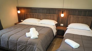 Habitació triple Comfort, balcó, vistes a la ciutat | Caixa forta a l'habitació i escriptori