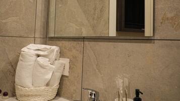 Tripla Comfort, balcone, vista città | Bagno | Doccia, asciugacapelli, pantofole, asciugamani