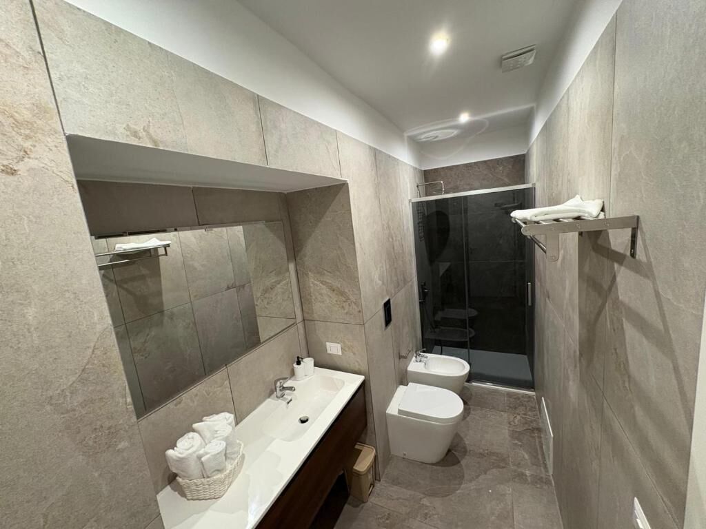 Basic Double Room, Balcony, City View | Bathroom