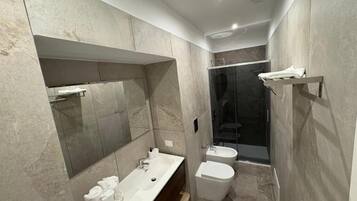 Basic Double Room, Balcony, City View | Bathroom