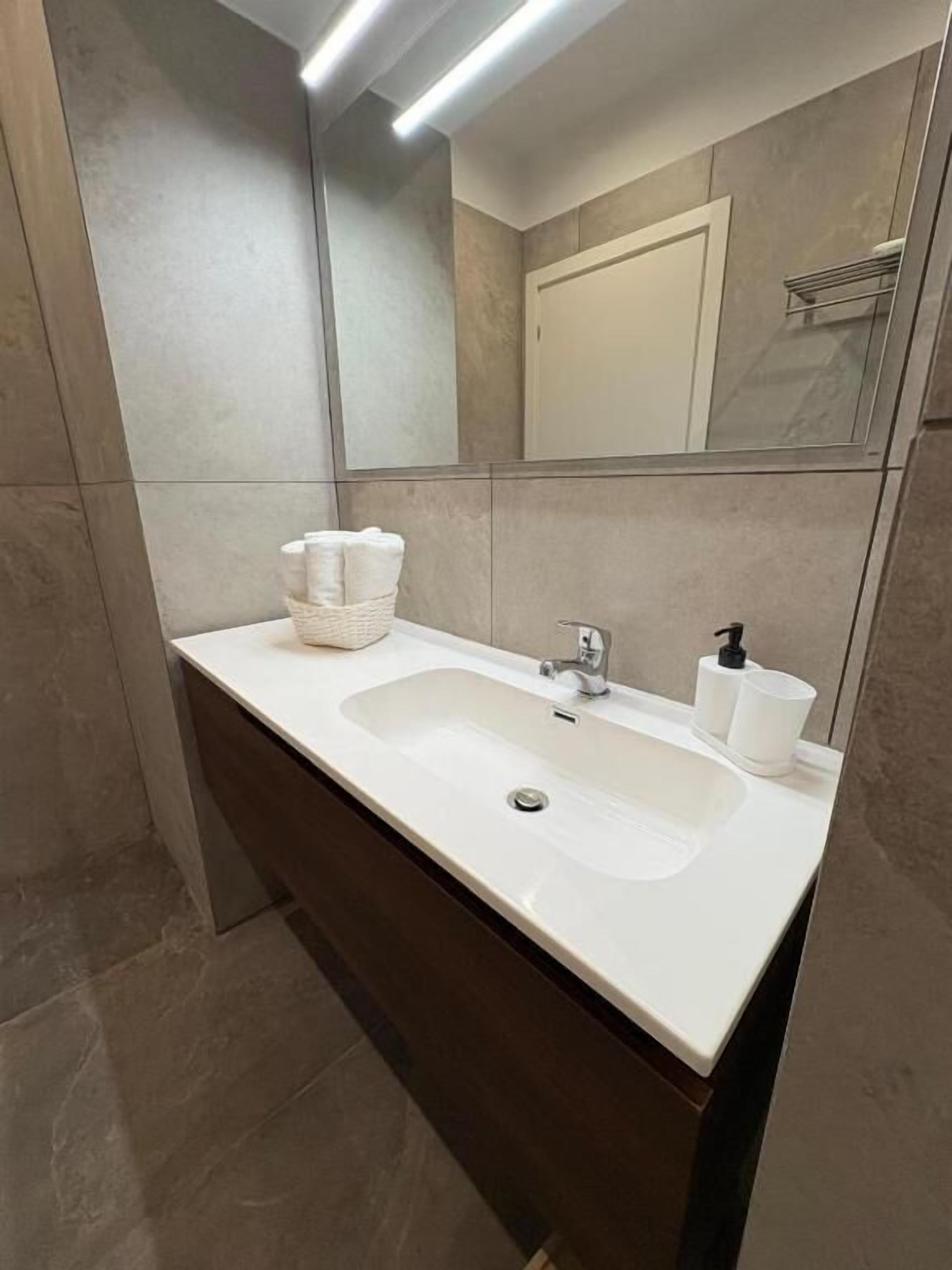 Doppia Basic, balcone, vista città | Bagno | Doccia, asciugacapelli, pantofole, asciugamani