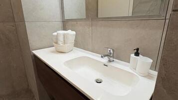 Doppia Basic, balcone, vista città | Bagno | Doccia, asciugacapelli, pantofole, asciugamani