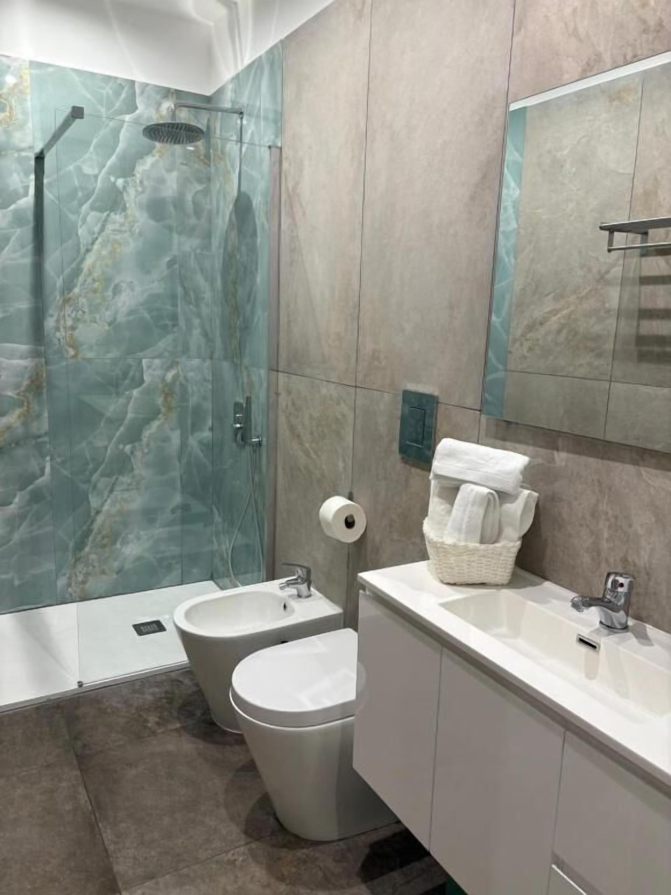 Camera doppia, balcone, vista cortile | Bagno | Doccia, asciugacapelli, pantofole, asciugamani