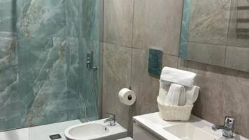 Camera doppia, balcone, vista cortile | Bagno | Doccia, asciugacapelli, pantofole, asciugamani