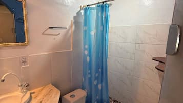 Dormitório compartilhado conforto, varanda coberta | Banheiro | Papel higiênico