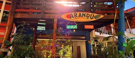 A hostel with a sign reading 'ARANDU HOSTEL' and 'HAVAGAS' indicating a location in Havana.