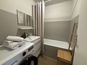 Bathroom - Cozy apartment, air conditioning - 2 guests (Six-Fours-les-Plages)