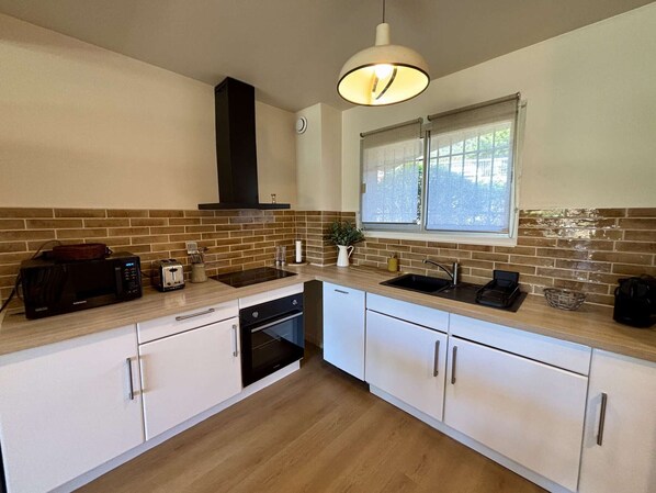 Private kitchen - Cozy apartment, air conditioning - 2 guests (Six-Fours-les-Plages)