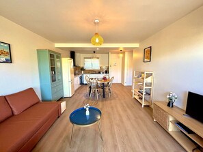Living area - Cozy apartment, air conditioning - 2 guests (Six-Fours-les-Plages)