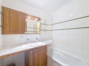 Bathroom - Spacious 2-room apartment, close to slopes with balcony, 4 pers. (Les Menuires)