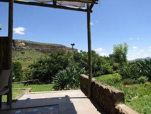A patio area with a view of a mountainous landscape. - Mafube Mountain Retreat (Fouriesburg)