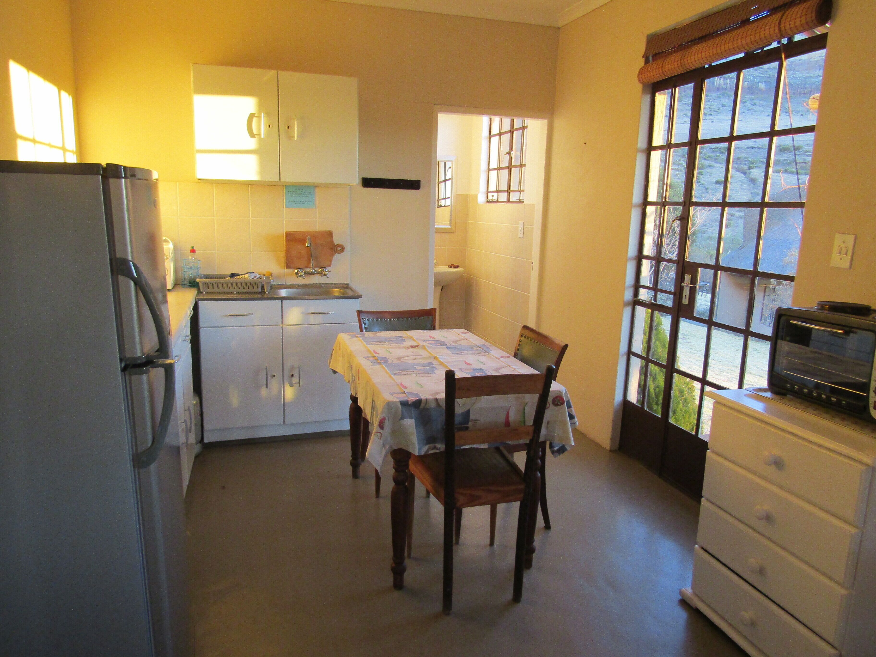 Comfort Bungalow, Mountain View | Private kitchen | Electric kettle, dining table