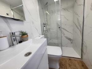 Toalhas de banho, sabonete, shampoo, papel higiênico