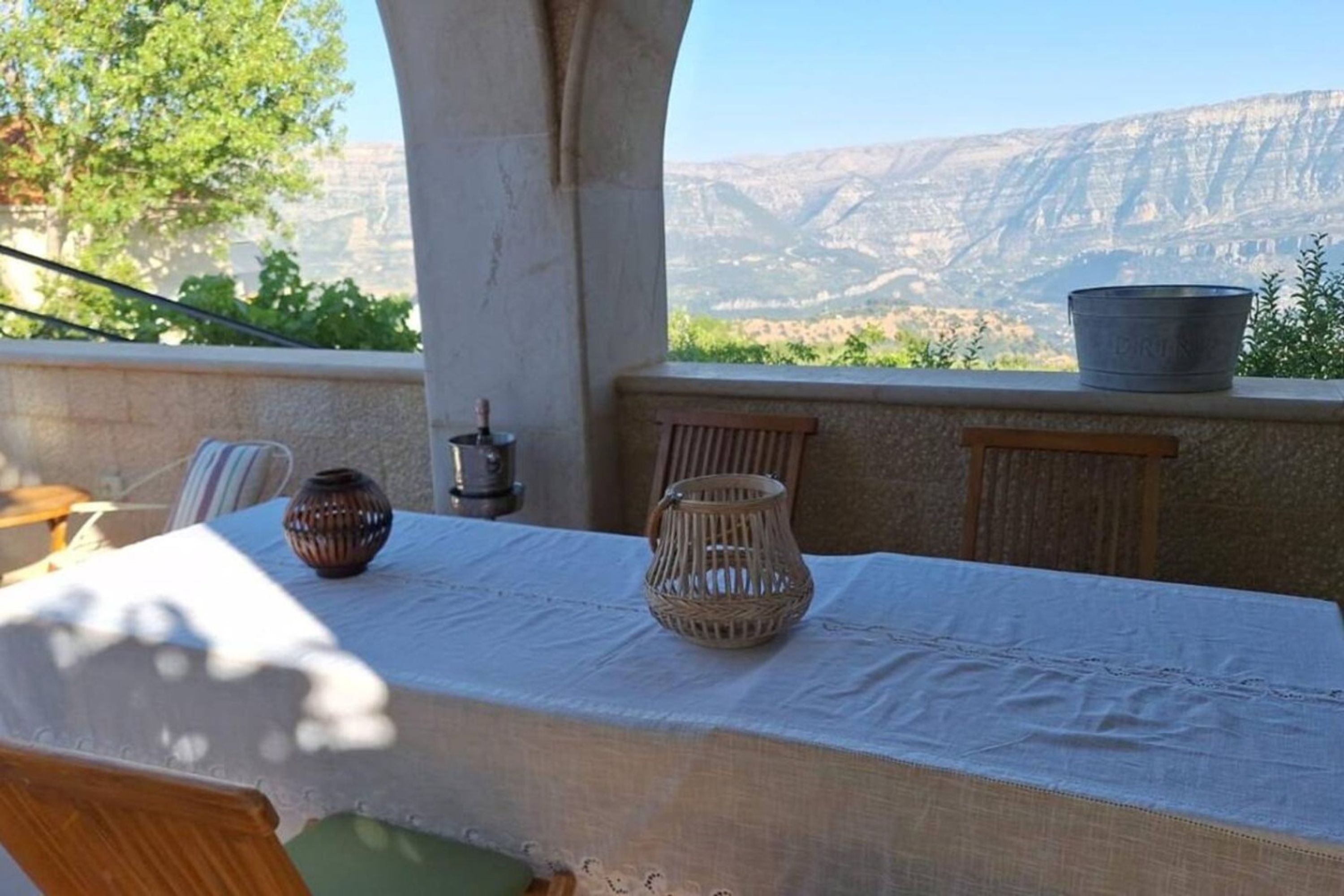 Ein Tisch draußen mit Blick auf eine Berglandschaft.