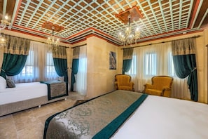 Kamar Triple Deluks, pemandangan lembah | Seprai premium, minibar, tirai kedap cahaya, dan kedap suara