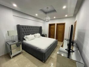 Tabla de planchar con plancha, wifi, ropa de cama
