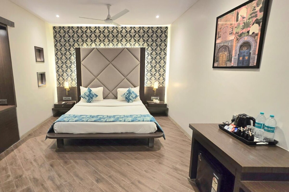 Luxury Double Room | Hypo-allergenic bedding available, in-room safe, desk, laptop workspace