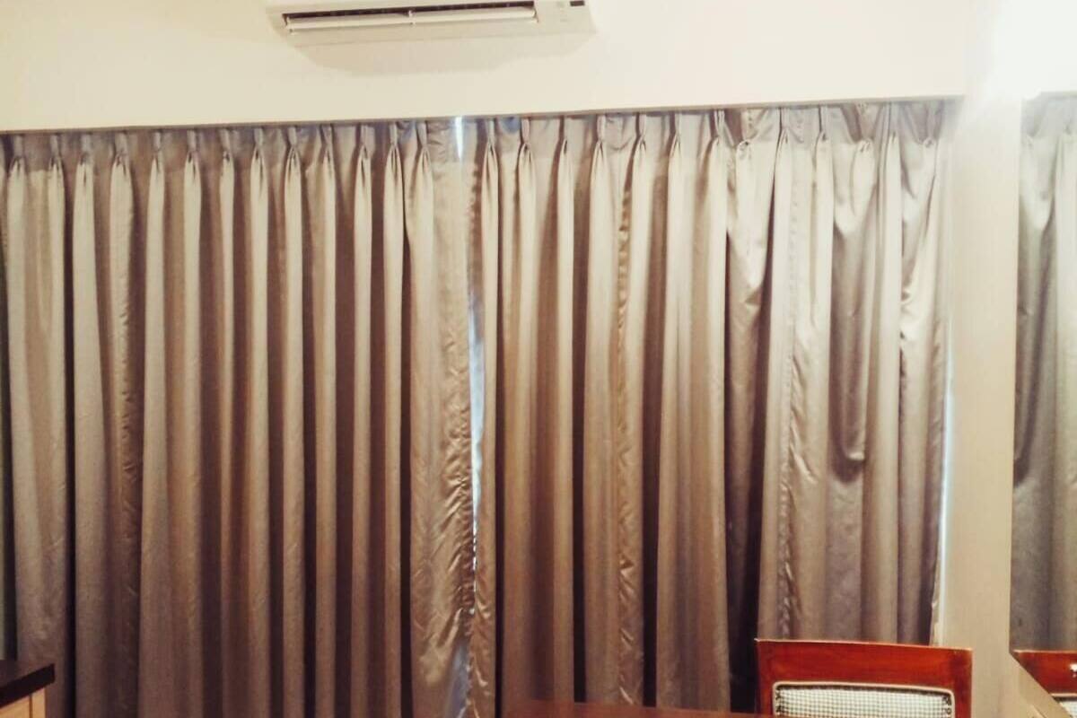 Ropa de cama hipoalergénica y caja de seguridad en la habitación