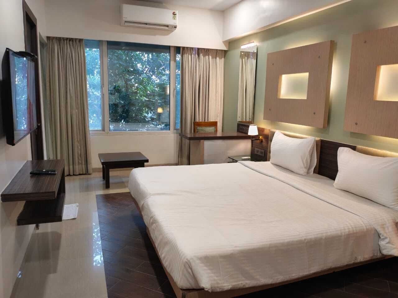 Deluxe Room, City View | Hypo-allergenic bedding, in-room safe, desk, laptop workspace