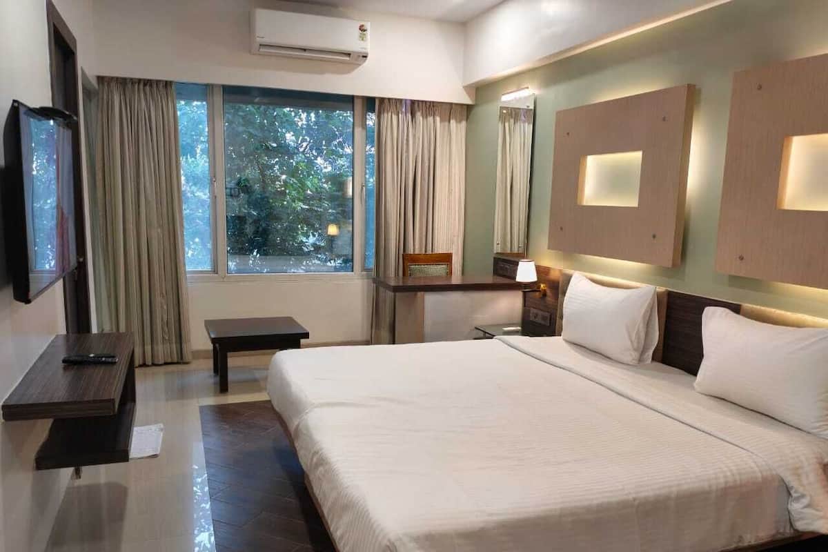 Deluxe Room, City View | Hypo-allergenic bedding, in-room safe, desk, laptop workspace