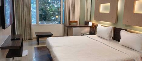 Phòng Deluxe, quang cảnh thành phố | Bộ đồ giường kháng dị ứng, két bảo mật tại phòng, bàn