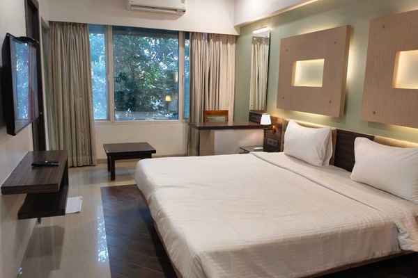 Deluxe Room, City View | Hypo-allergenic bedding, in-room safe, desk, laptop workspace