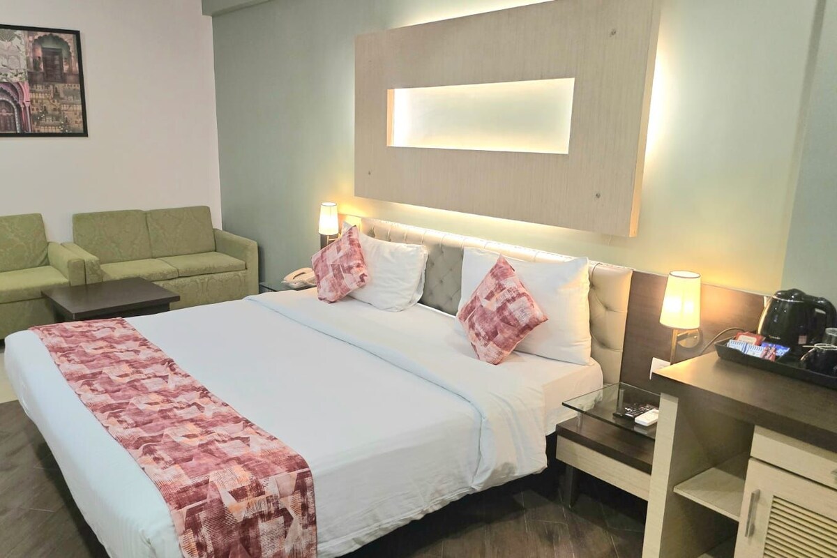 Ropa de cama hipoalergénica y caja de seguridad en la habitación