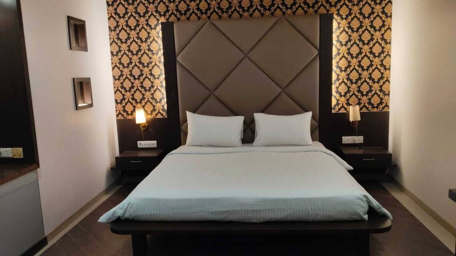Luxury Double Room | Hypo-allergenic bedding, in-room safe, desk, laptop workspace