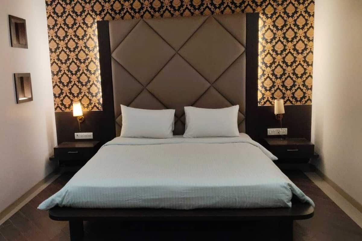 Luxury Double Room | Hypo-allergenic bedding, in-room safe, desk, laptop workspace