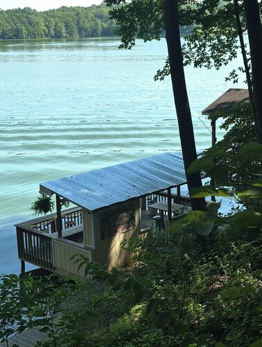 Sail Away into a beautiful vacation home with lots of amenities and charm.