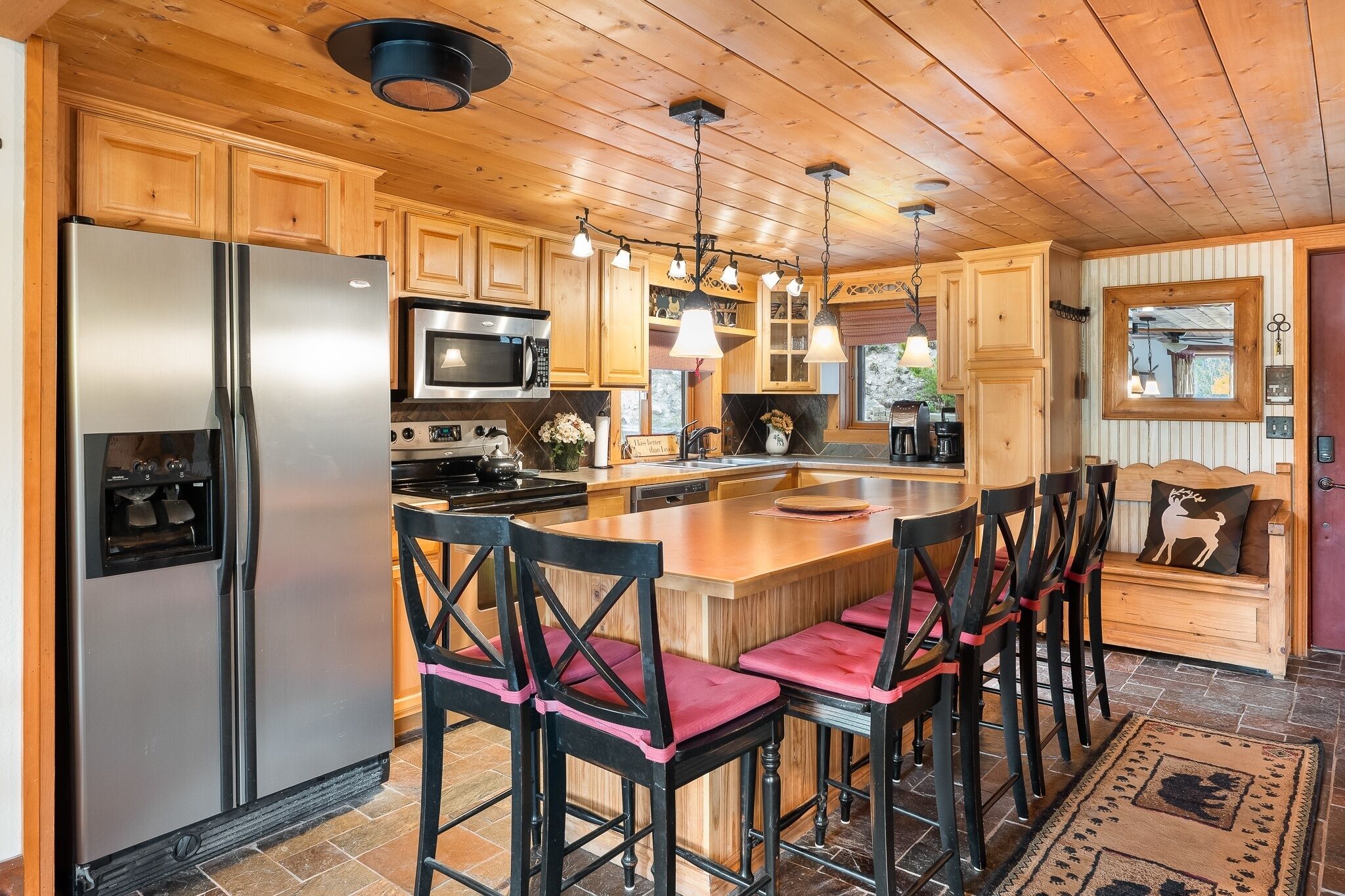 Chalet rustique, 2 chambres | Cuisine privée | Réfrigérateur, un four, cafetière-théière, grille-pain
