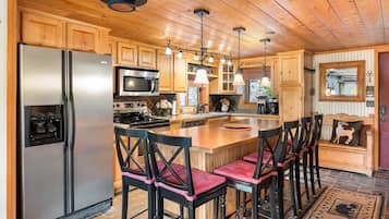 Chalet rustique, 2 chambres | Cuisine privée | Réfrigérateur, un four, cafetière-théière, grille-pain