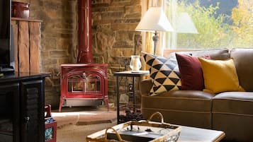Cabin, 2 Bedrooms | Living area