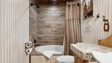 Chalet rustique, 2 chambres | Salle de bain | Serviettes fournies, shampooing
