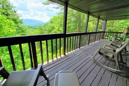 Hillbilly Hilton 2 Bedroom Chalet