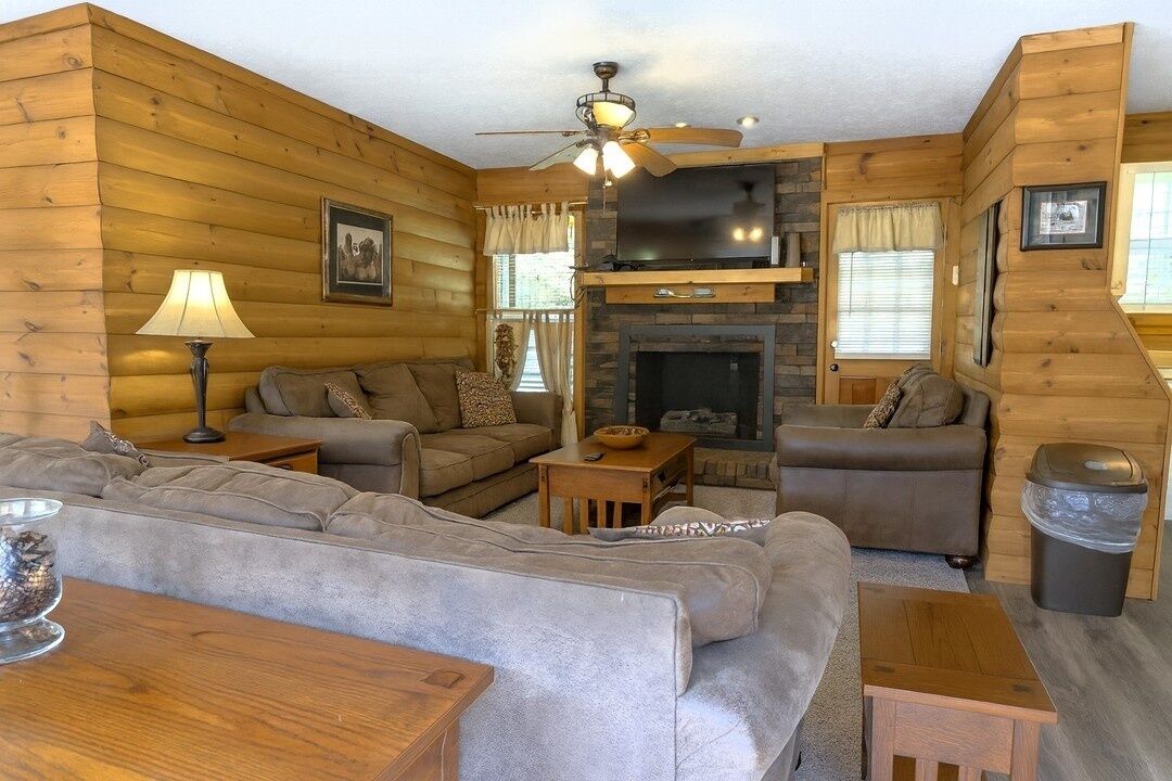 Chalet, 5 Bedrooms | Living area