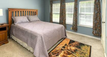 Hoot N Holler 5 Bedroom Chalet