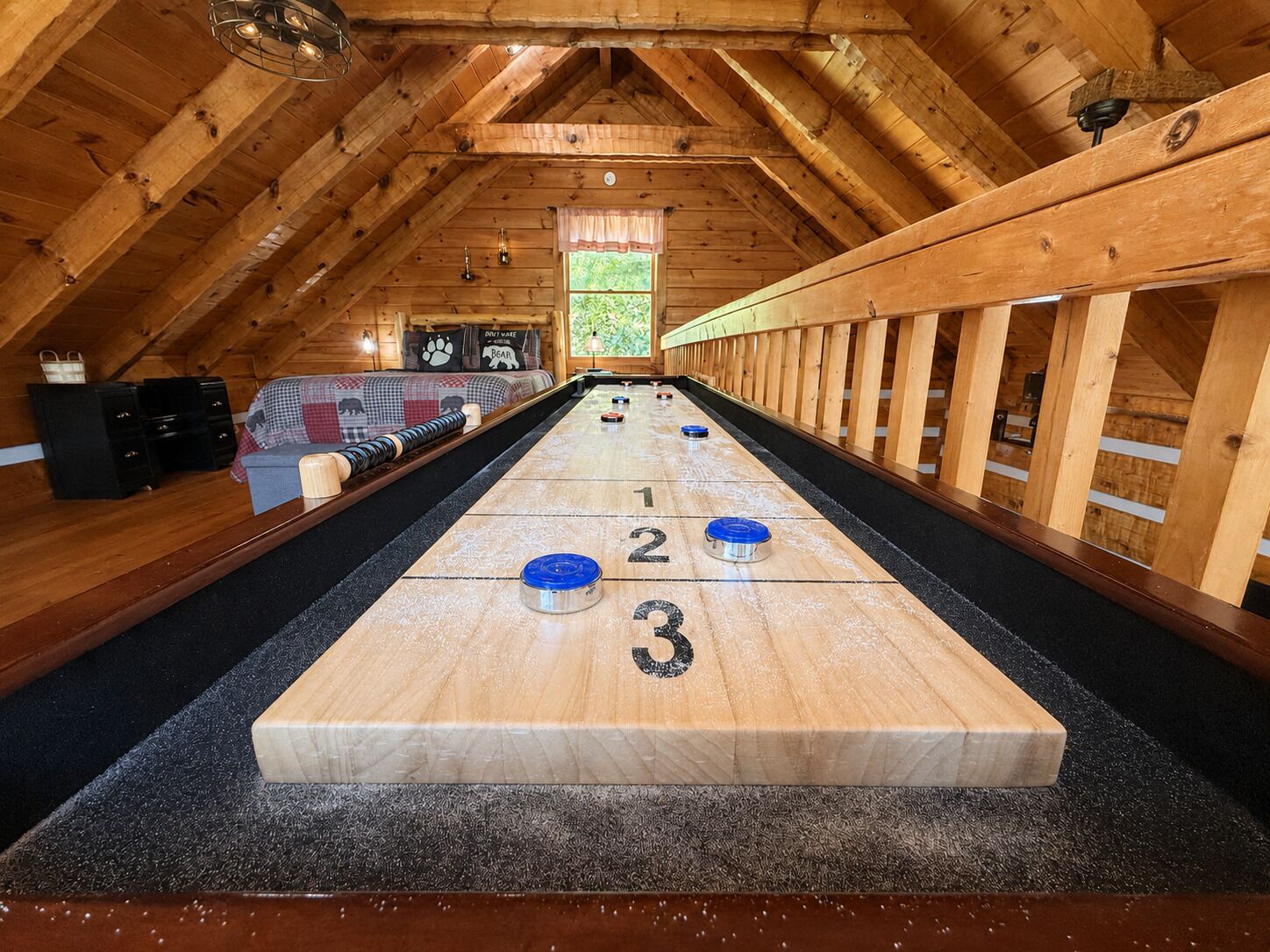 Een jeu de boules tafel in een houten kamer met een schuine kap.