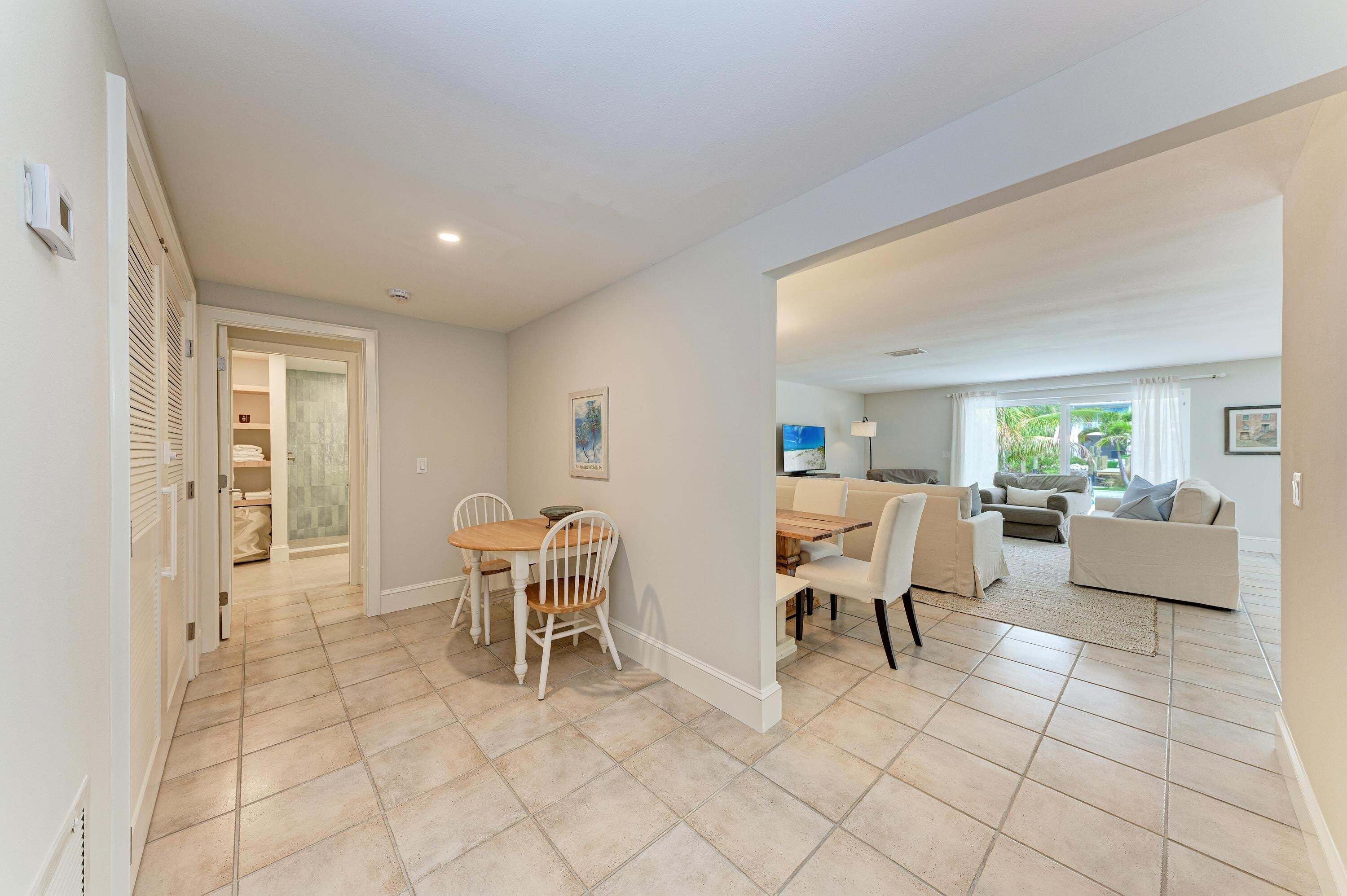 Bungalow, 4 Bedrooms | Dining