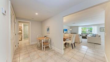 Bungalow, 4 Bedrooms | Dining