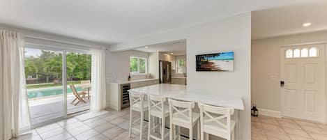 Bungalow, 4 chambres | Cuisine privée | Réfrigérateur, un four, cafetiÚre-théiÚre, grille-pain