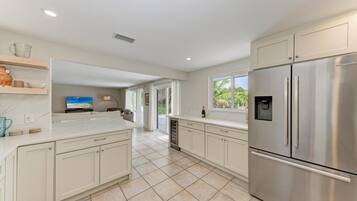 Bungalow, 4 Bedrooms | Interior