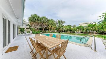 Bungalow, 4 Bedrooms | Outdoor dining