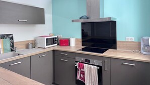 Eine moderne Küche mit Mikrowelle, Toaster und Backofen.
