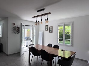 Dining - Vrbo Property (Saint-Pierre-d'Oléron)