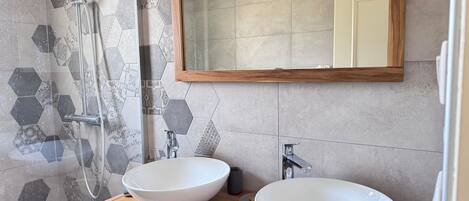 Douche, sèche-cheveux, papier toilette