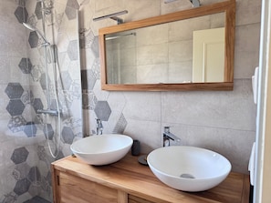 Shower, hair dryer, toilet paper - Vrbo Property (Saint-Pierre-d'Oléron)