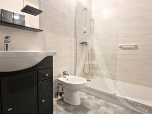 A bathroom with a sink, bidet, and shower. - 011 / GRAND T3 RESIDENCE LE FRANCE (Sète)
