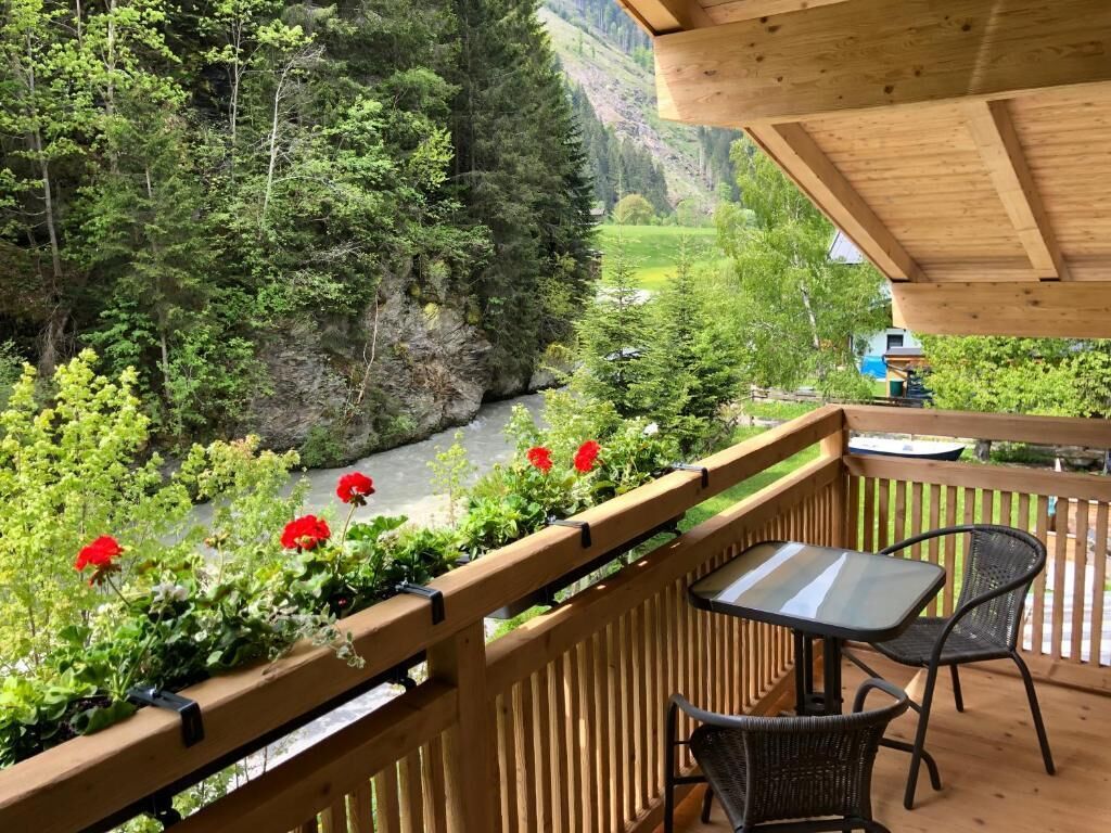 Luxury-Apartment, Balkon, Bergblick | Speisen im Freien