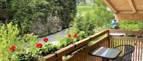 Appartement luxueux, balcon, vue sur la montagne | Restauration en plein air
